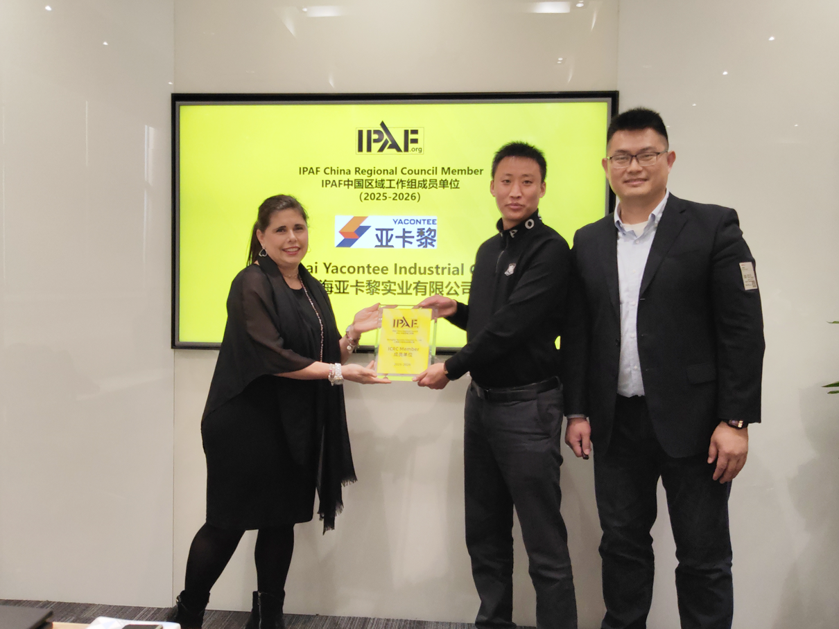 Romina Vanzi女士為工作組成員亞卡黎授牌