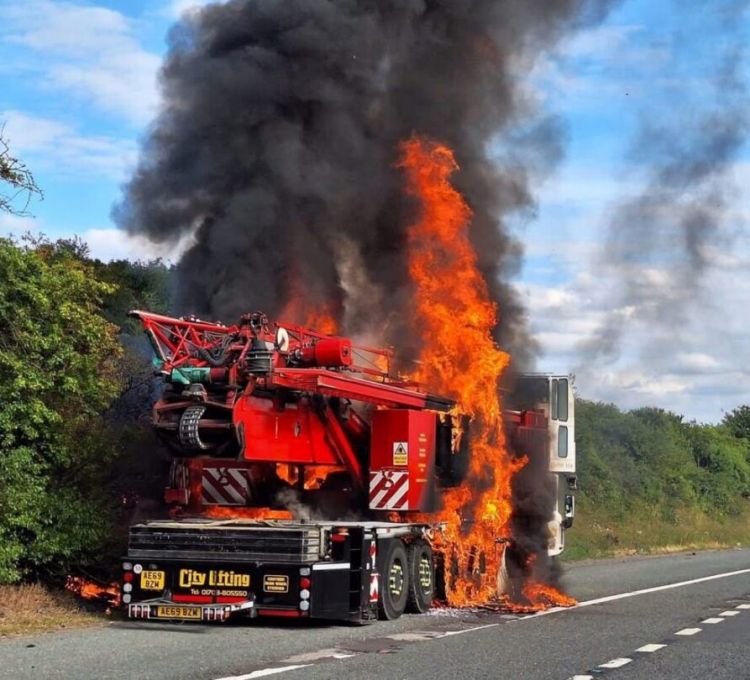 英國M11高速起重機(jī)起火事故